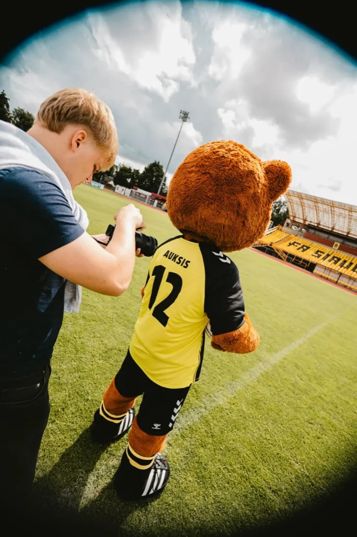 Bongo fotografuoja FA „Šiauliai“ talismaną stadione